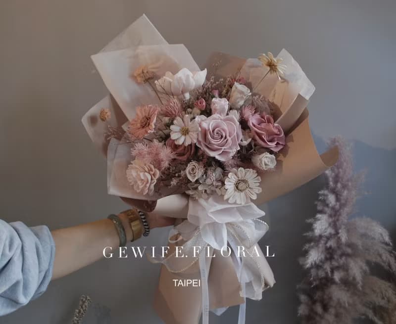 玫瑰拿鐵永生花束/生日花束/升遷花束/送禮/求婚花束