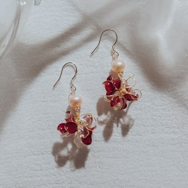 【捧花-深邃紅】垂墜耳環 | 水晶花飾品