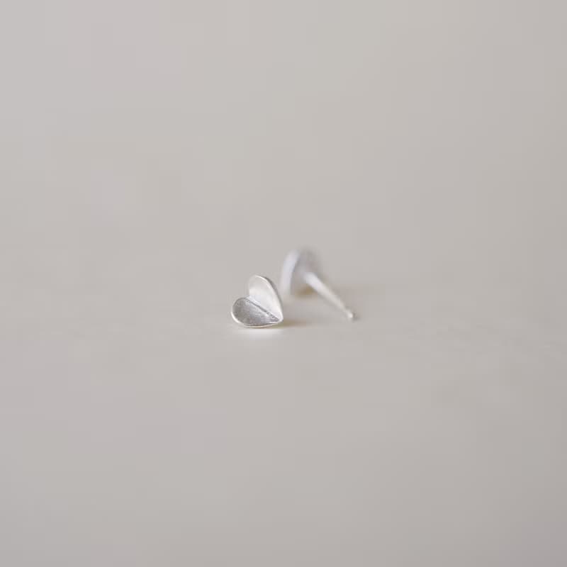 小さなハートのピアス / イヤリングクリップ