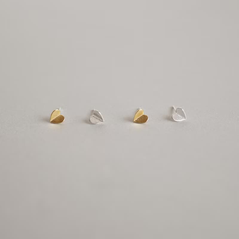 小さなハートのピアス / イヤリングクリップ