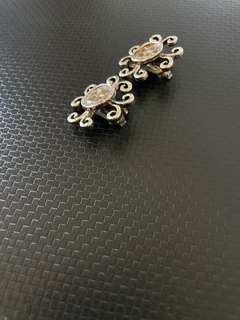 古董銀色十字架雕花夾式耳環 ART C745