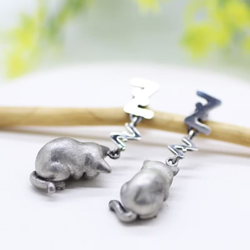 ゴロ猫のシルバーピアス / イヤリング  / 925 スターリングシルバー