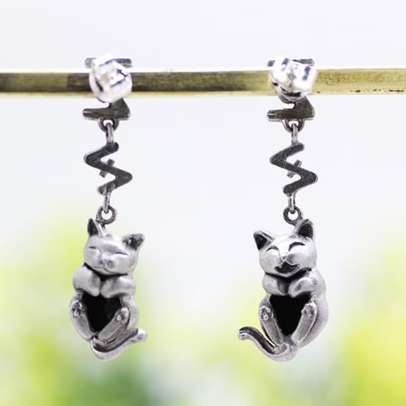 ゴロ猫のシルバーピアス / イヤリング  / 925 スターリングシルバー
