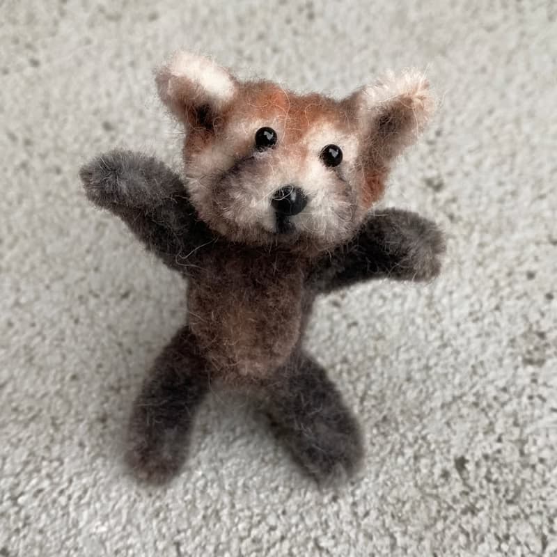 威嚇的小熊貓 站著7.5cm-毛根扭扭棒手作/髒萌流浪動物/毛料娃娃