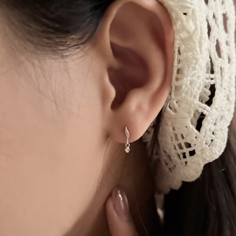 【春夏推薦】流線純銀 搖晃小鋯鑽耳環