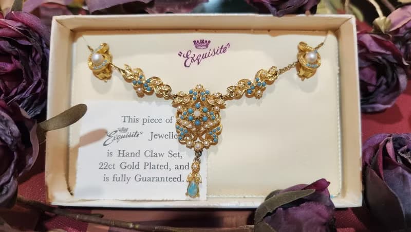 未使用過英國Exquisite 1950 年代鍍22CT金項鍊(附耳環原裝盒)聖