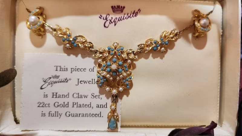 未使用過英國Exquisite 1950 年代鍍22CT金項鍊(附耳環原裝盒)聖