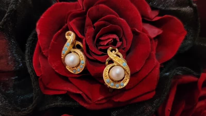 未使用過英國Exquisite 1950 年代鍍22CT金項鍊(附耳環原裝盒)聖