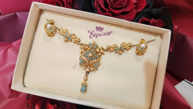 未使用過英國Exquisite 1950 年代鍍22CT金項鍊(附耳環原裝盒)聖