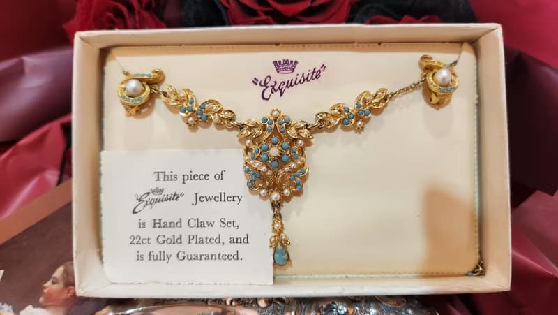 未使用過英國Exquisite 1950 年代鍍22CT金項鍊(附耳環原裝盒)聖
