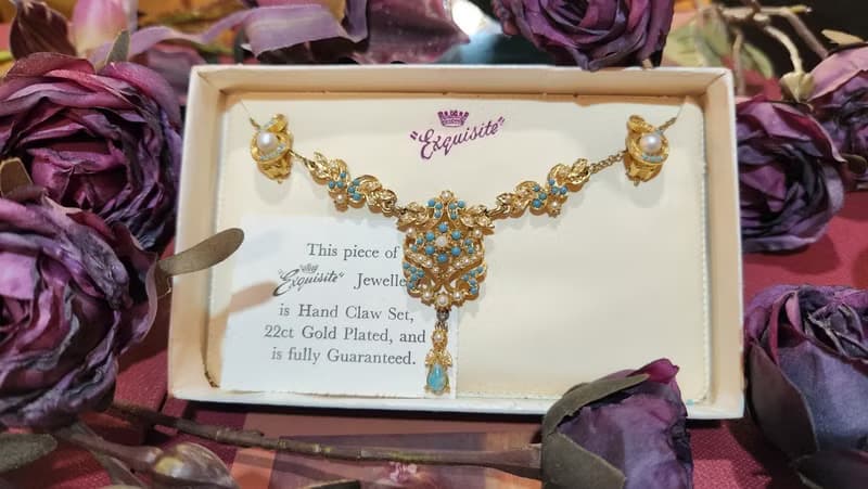 未使用過英國Exquisite 1950 年代鍍22CT金項鍊(附耳環原裝盒)聖