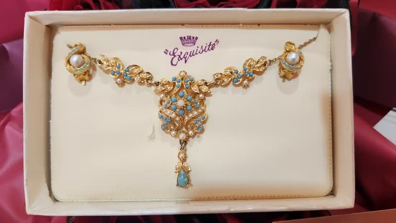 未使用過英國Exquisite 1950 年代鍍22CT金項鍊(附耳環原裝盒)聖