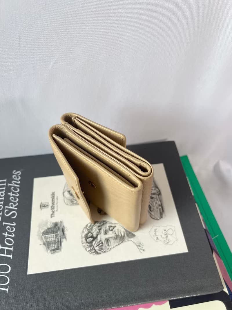 Chanel香奈兒雙C小圓標奶茶色短夾原裝盒錢包 日本中古二手