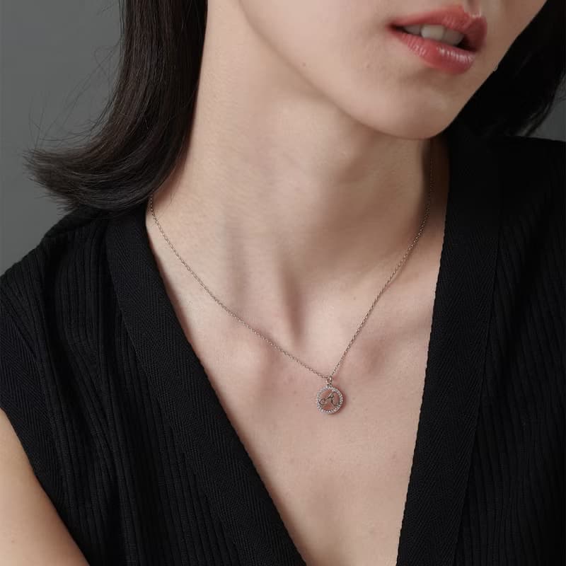 星鑽圍繞英文字母項鍊 鑲鑽項鍊/銀色/獨一無二