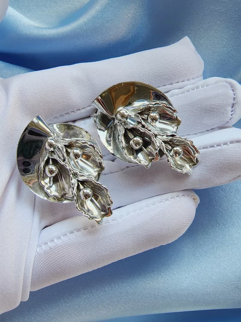 美國西洋古董飾品 / 銀色調馬蹄蓮花束夾式耳環/復古珠寶首飾