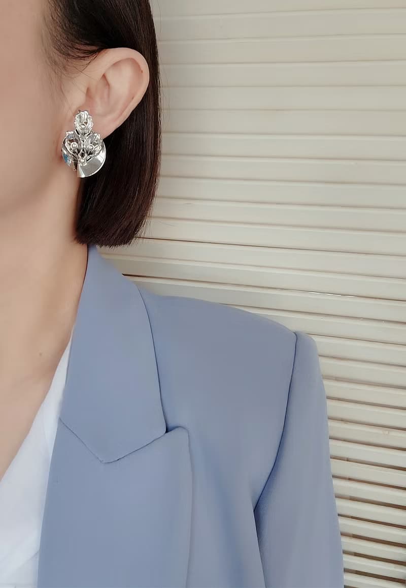 美國西洋古董飾品 / 銀色調馬蹄蓮花束夾式耳環/復古珠寶首飾