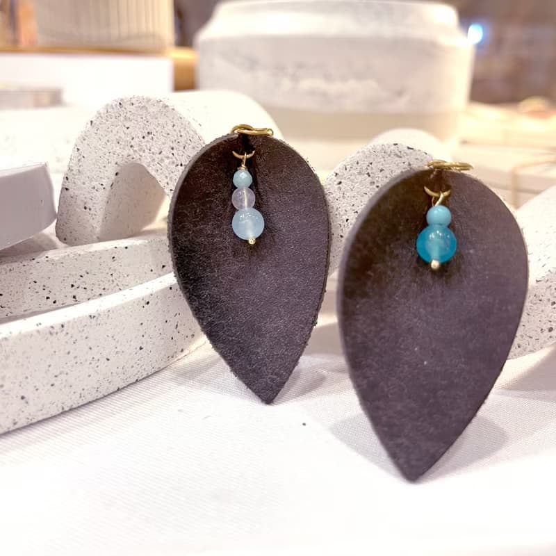 真皮耳環 梓葉呢喃牛皮水晶耳環 - 神秘黑  聖誕節 生日石 命簿