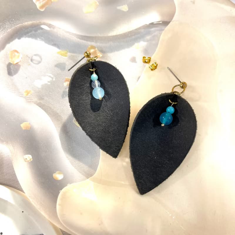 真皮耳環 梓葉呢喃牛皮水晶耳環 - 神秘黑  聖誕節 生日石 命簿