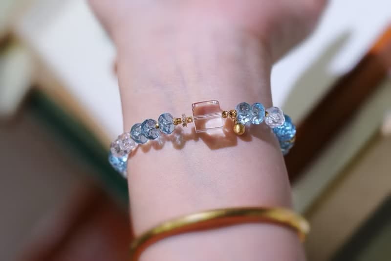 天然藍托帕手鏈搭配白水晶方糖藍色水晶手鏈五行補水情侶禮物輕奢