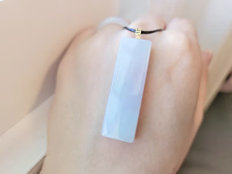 【親翠】天然翡翠 冰紫春帶彩撒烏雞18K金釦頭無事牌皮繩鎖骨鏈