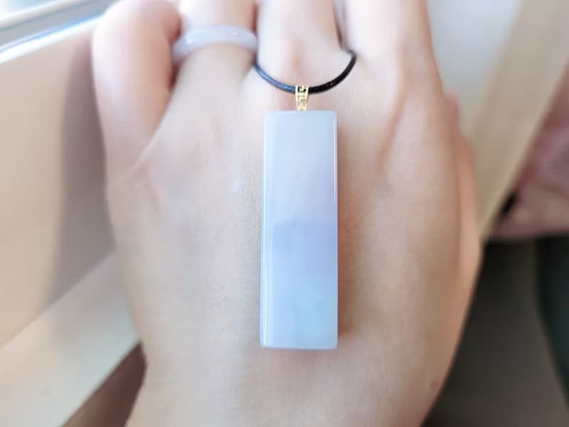 【親翠】天然翡翠 冰紫春帶彩撒烏雞18K金釦頭無事牌皮繩鎖骨鏈