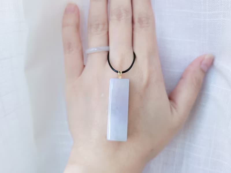 【親翠】天然翡翠 冰紫春帶彩撒烏雞18K金釦頭無事牌皮繩鎖骨鏈