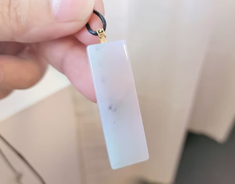 【親翠】天然翡翠 冰紫春帶彩撒烏雞18K金釦頭無事牌皮繩鎖骨鏈