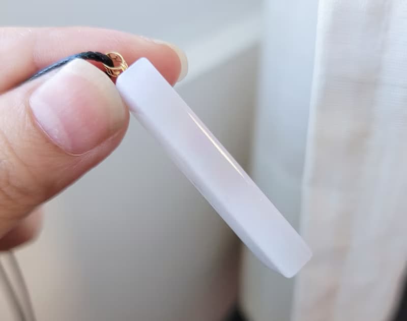 【親翠】天然翡翠 冰紫春帶彩撒烏雞18K金釦頭無事牌皮繩鎖骨鏈