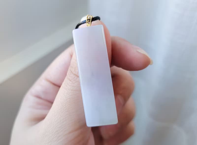 【親翠】天然翡翠 冰紫春帶彩撒烏雞18K金釦頭無事牌皮繩鎖骨鏈