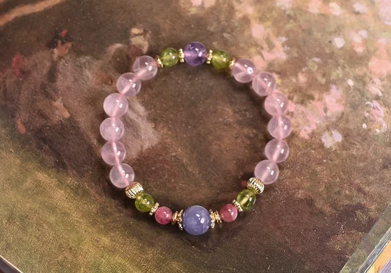 粉晶+橄欖石+丹泉石+桃紅碧璽+薰衣草紫水晶鍍金手鍊