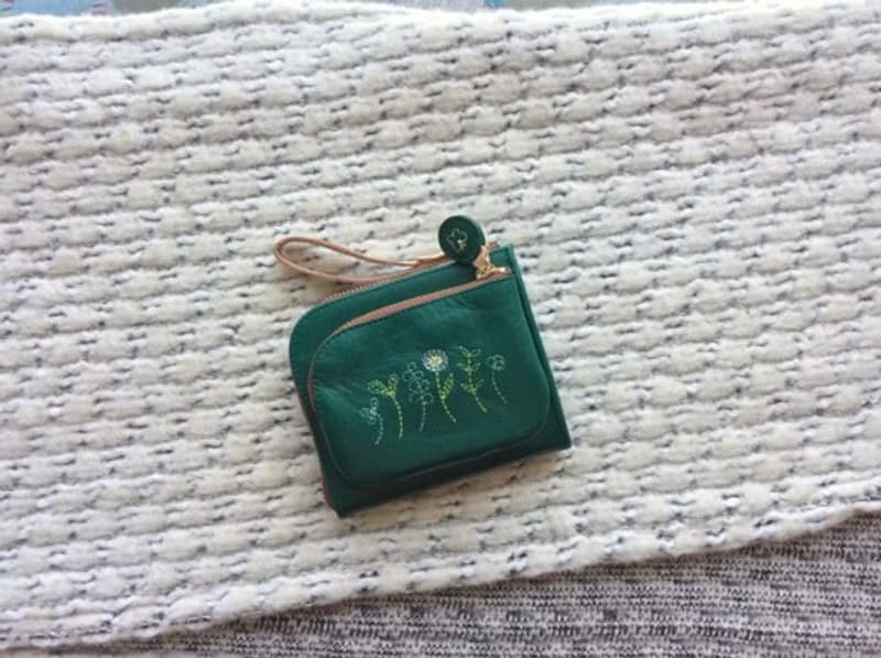 Pinkoi 代購 -  刺繡皮革錢包「GARDEN」GREEN（牛皮）雙折錢包