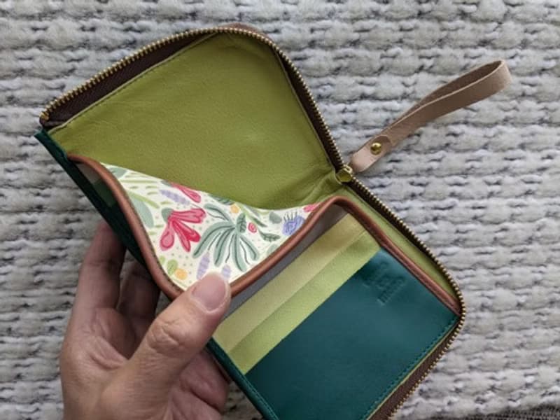 Pinkoi 代購 -  刺繡皮革錢包「GARDEN」GREEN（牛皮）雙折錢包