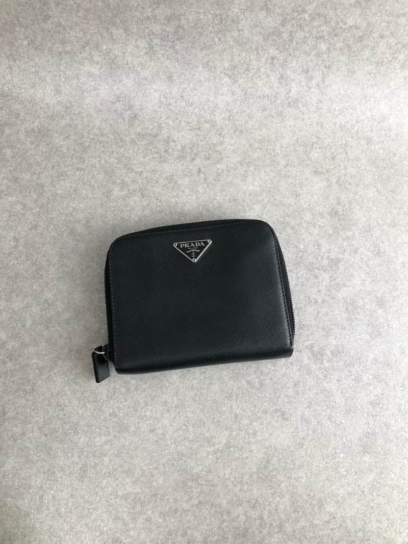 【 日本直送　名牌中古包 】PRADA プラダ 財布 ブラック トライアングルロゴ サフィアーノレザー ラウンドファスナー vintage 5i3x78