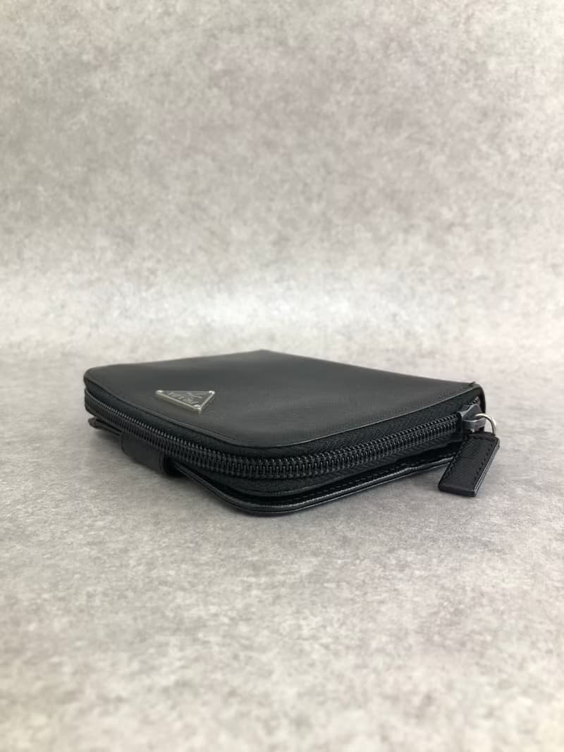 【 日本直送　名牌中古包 】PRADA プラダ 財布 ブラック トライアングルロゴ サフィアーノレザー ラウンドファスナー vintage 5i3x78