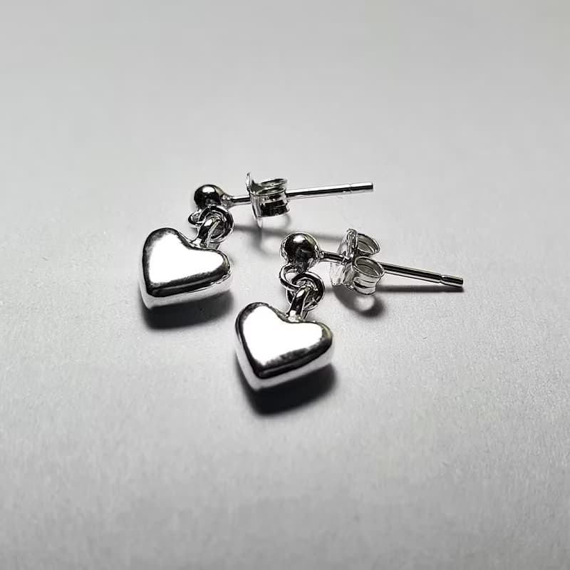 (925 Sterling Silver) Simple Heart Charm Earring