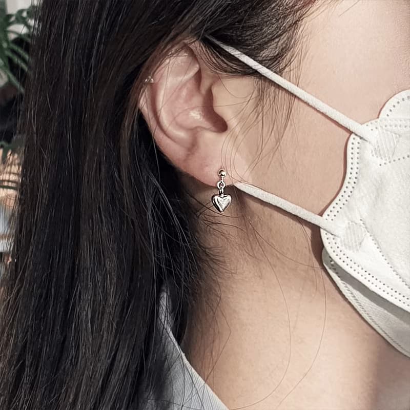 (925 Sterling Silver) Simple Heart Charm Earring