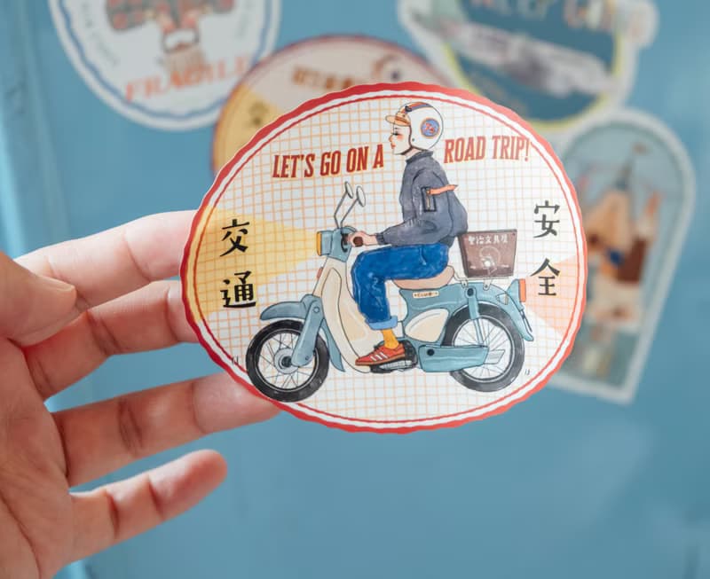行車安全愛注意 防水貼紙 行李箱貼紙 安全帽貼紙 車貼