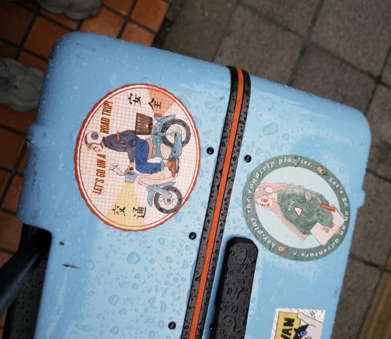 行車安全愛注意 防水貼紙 行李箱貼紙 安全帽貼紙 車貼