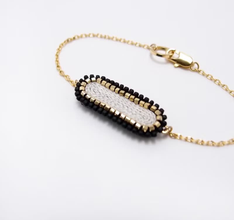 棉白 橢圓手工刺繡手鍊