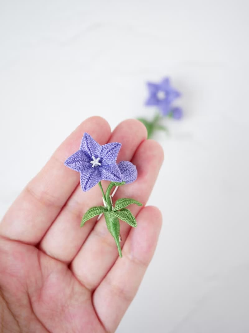 小巧桔梗胸針   (接單製作・花卉造型・手工編織・生日禮物)