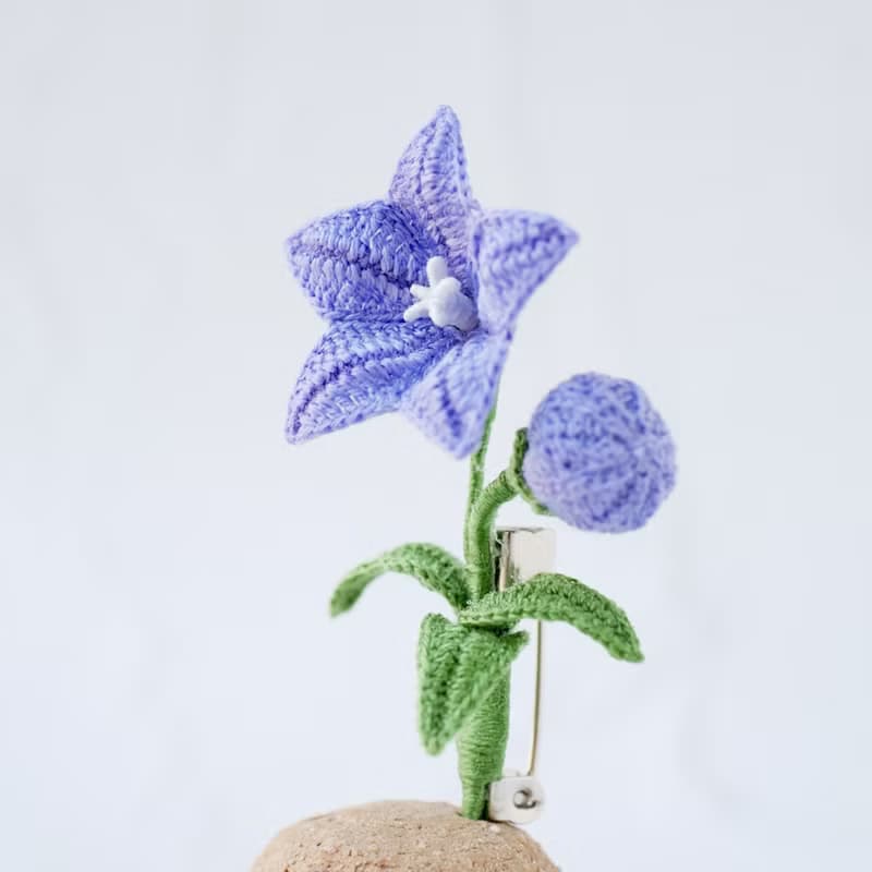 小巧桔梗胸針   (接單製作・花卉造型・手工編織・生日禮物)