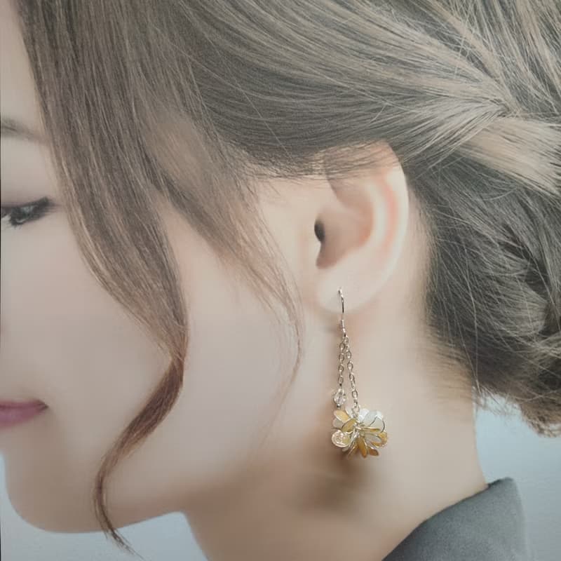 垂吊迷你花球耳飾