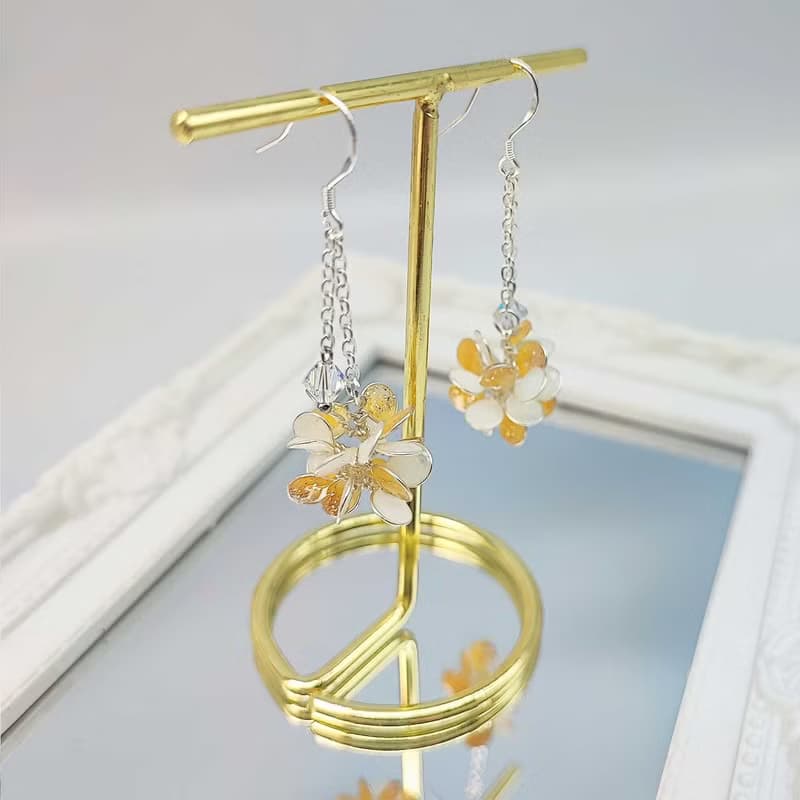 垂吊迷你花球耳飾