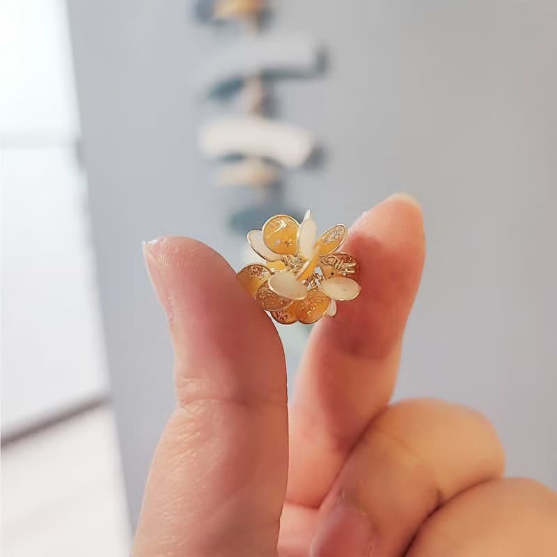 垂吊迷你花球耳飾