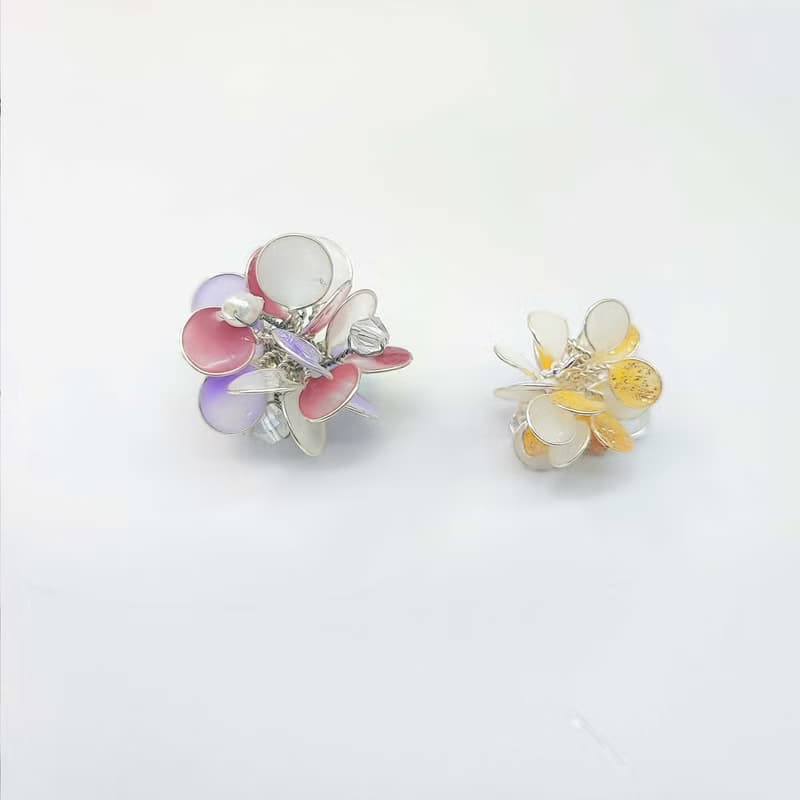 垂吊迷你花球耳飾