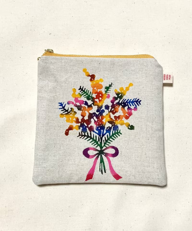 手染め紅型/ミモザの花束の四角いポーチ/ピンクのリボン【日本国内送料無料】【日本国外は送料を参照してください】