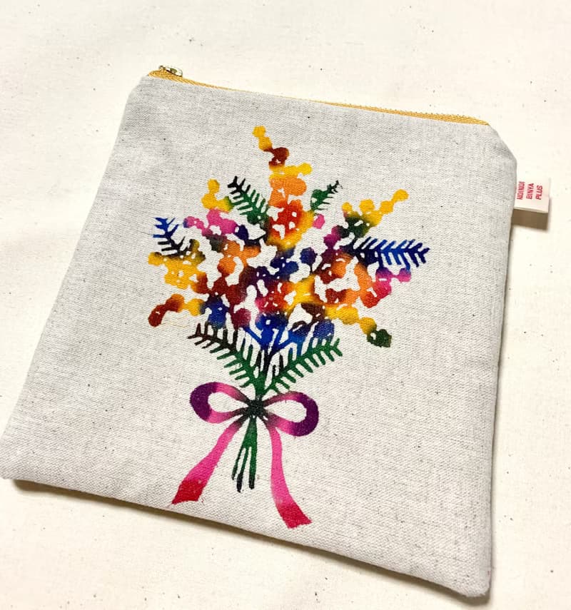 手染め紅型/ミモザの花束の四角いポーチ/ピンクのリボン【日本国内送料無料】【日本国外は送料を参照してください】