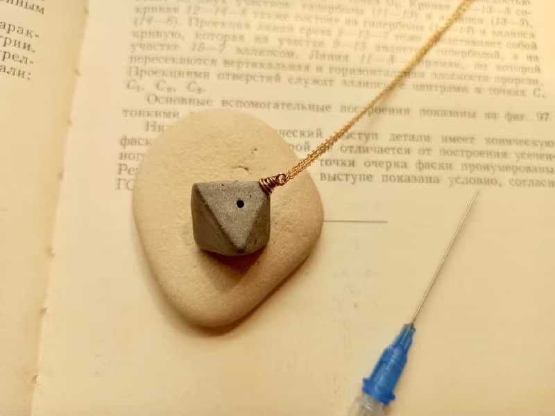 灰色角錐中空香水瓶精油瓶陶項鍊 (包14K)