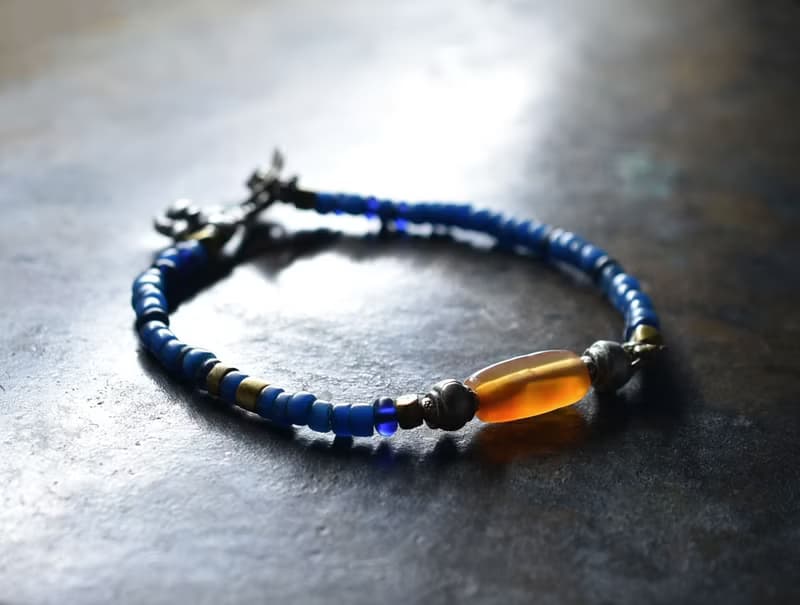 古代カーネリアンとoldチンシルバーとオリッサブラス、アンティークサックスブルーとブルービーズのブレス