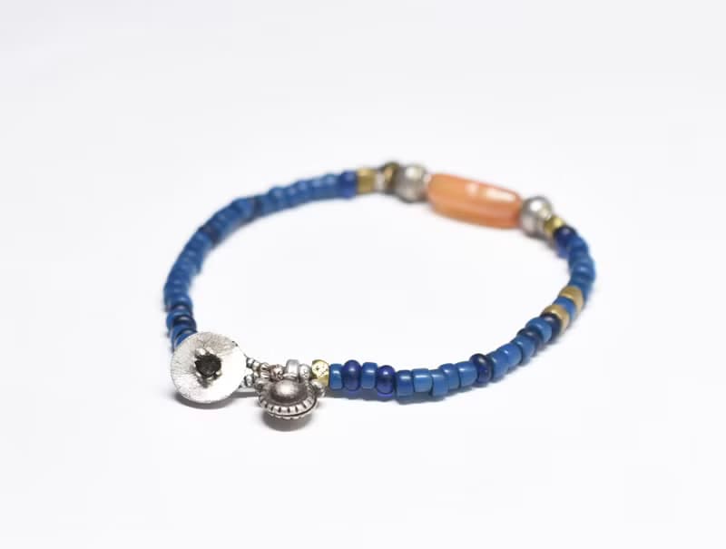 古代カーネリアンとoldチンシルバーとオリッサブラス、アンティークサックスブルーとブルービーズのブレス